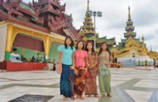 Birma - młode kobiety w świątyni.