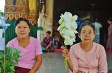 Birma - stare kobiety w świątyni.