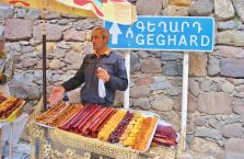 Armenia - mężczyzna sprzedający swoje wyroby.