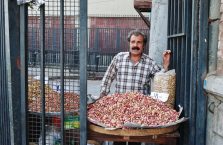 Iran - sprzedawca orzeszków.