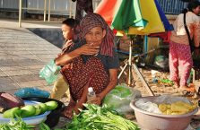 Kambodża - kobieta na bazarze.