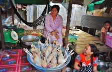Kambodża - kobieta na bazarze.