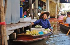 Tajlandia - kobieta na bazarze wodnym.