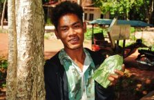 Kambodża - sprzedawca w świątyniach Angkor.