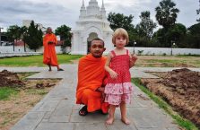 Tajlandia - biała dziewczynka z mnichem.