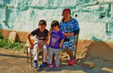 Azerbejdżan - dzieci z babcią na wsi.