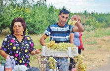 Armenia - ludzie sprzedający winogrona.