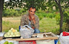 Armenia - mężczyzna na bazarze owocowym.