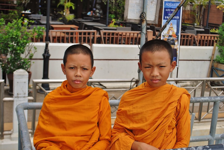 Młodzi mnisi buddyjscy. Bangkok. Tajlandia.