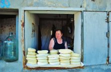 Gruzja - kobieta sprzedająca bardzo dobry gruziński ser.