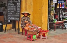 Wietnam - stara kobieta ze swoim straganem.