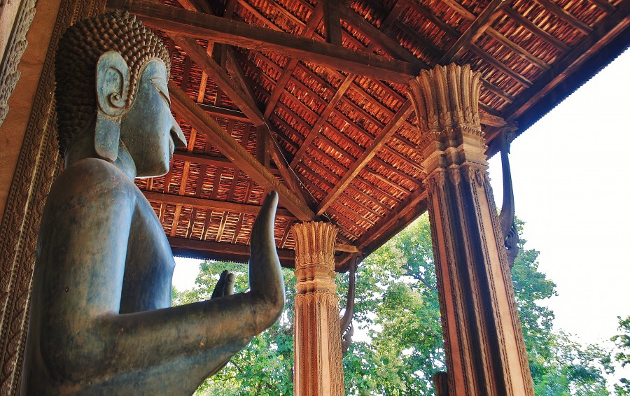 Budda wewnątrz świątyni buddyjskiej w Laosie.