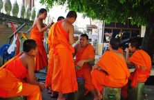 Tajlandia - mnisi niedaleko Laosu.