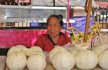 Laos - kobieta i jej kokosy.