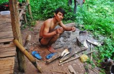 Laos - chłopak w dżunglii.