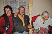 Armenia - rodzina śmieje się z babci.