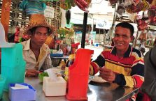 Kambodża - ludzie przy posiłku.