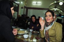 Iran - kobiety w restauracji.