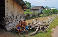 Laos - chłopcy ze wsi.