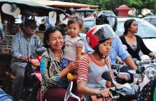Kambodża - kobiety na motorowerze.