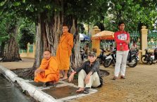 Kambodża - ludzie czekający na rykszę.