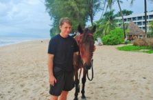 Malezja - z koniem na plaży.