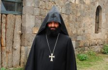 Armenia - ksiądz.