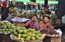 Birma - kobiety na bazarze.
