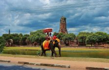 Tajlandia - słoń wożący turystów.