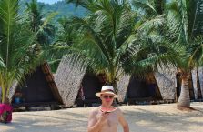 Tajlandia - autor strony na plaży z arbuzem w ręku.