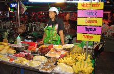 Tajlandia - kobieta sprzedająca naleśniki w Krabi.