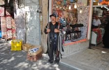 Iran - uliczny sprzedawca.