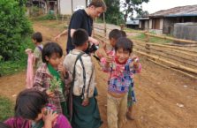 Birma - chłopcy ziekawi moich zdjęć.