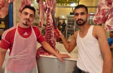 Liban - mężczyźni w sklepie mięsnym.