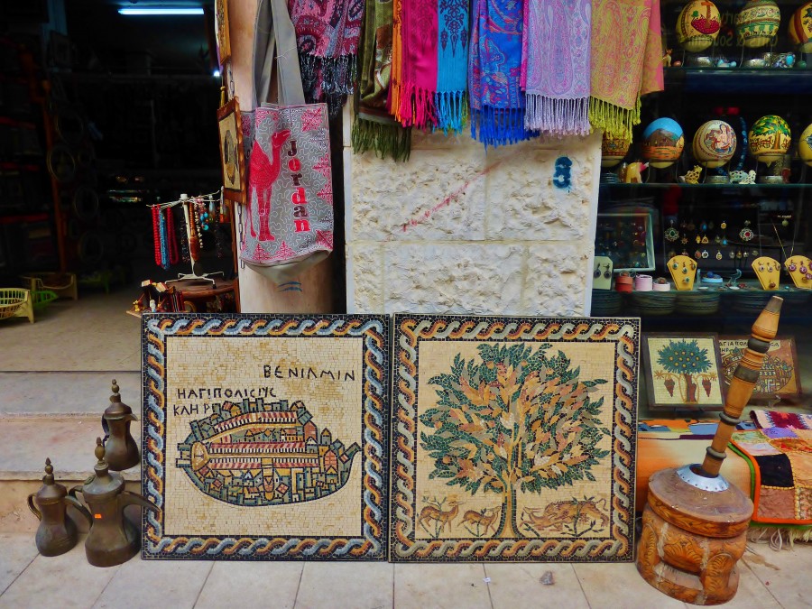 Jordania; Madaba, oraz sklep z pamiątkami. Proszę zwrócić uwagę na "Drzewo Życia" po prawej.
