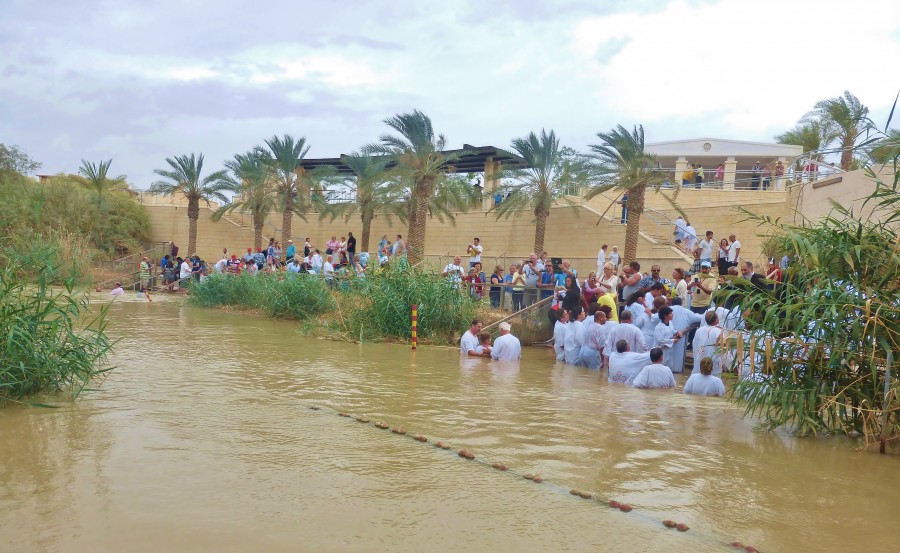 Rzeka Jordan, będąca granicą pomiędzy Jordanią a Izraelem. Proszę zwrócić uwagę na granicę na rzece oraz ludzi biorących tu chrzest.