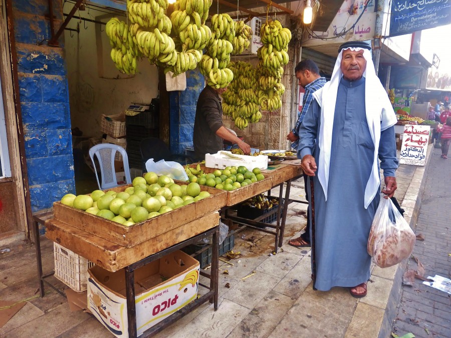 Arab na bazarze w Karak. Jordania.