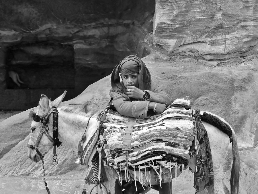 Jordania; Petra - Beduin z osłem.