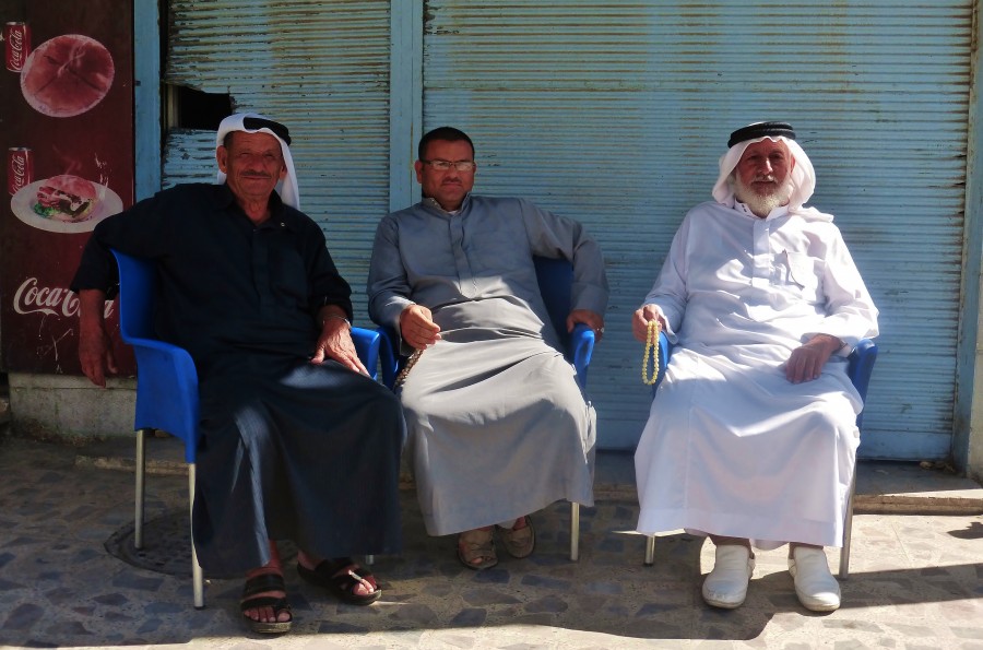 Jordania; mężczyźni z Wadi Musa, koło Petry.