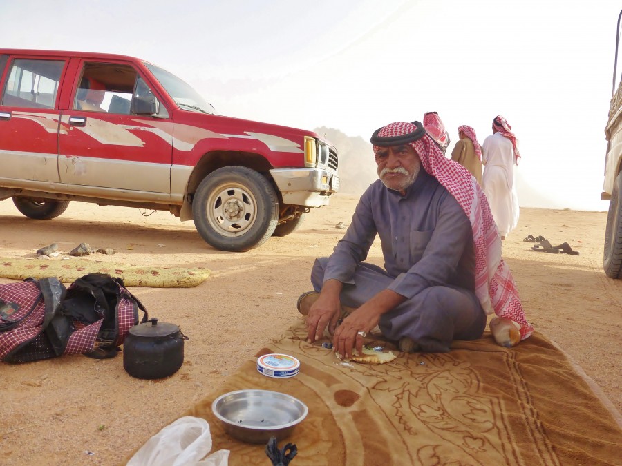 Jordania; zobaczyłem tego 'pięknego' Araba jak tylko dostałem się na pustynię Wadi Rum.