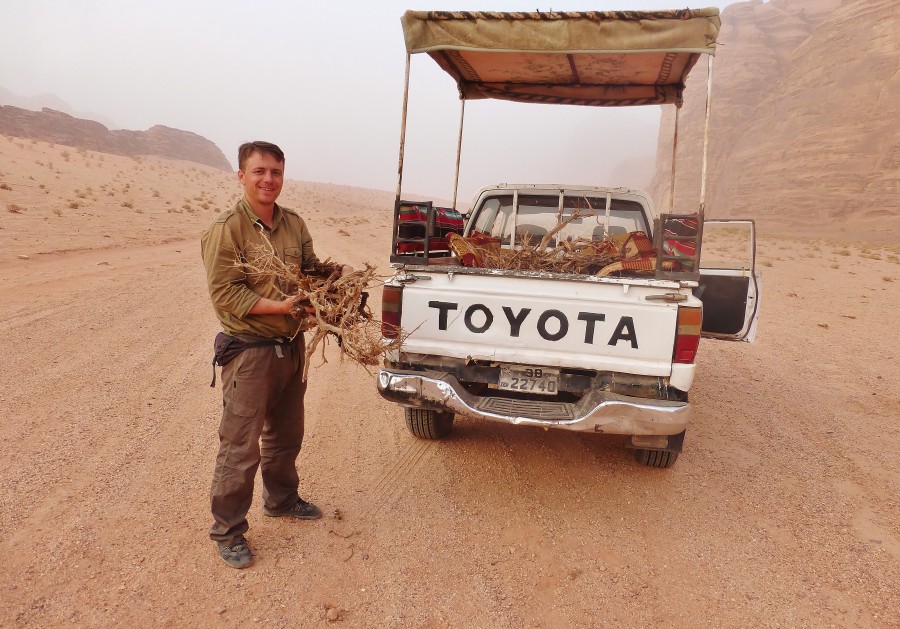 Jordania; pomagałem zbierać chrust na pustyni Wadi Rum.