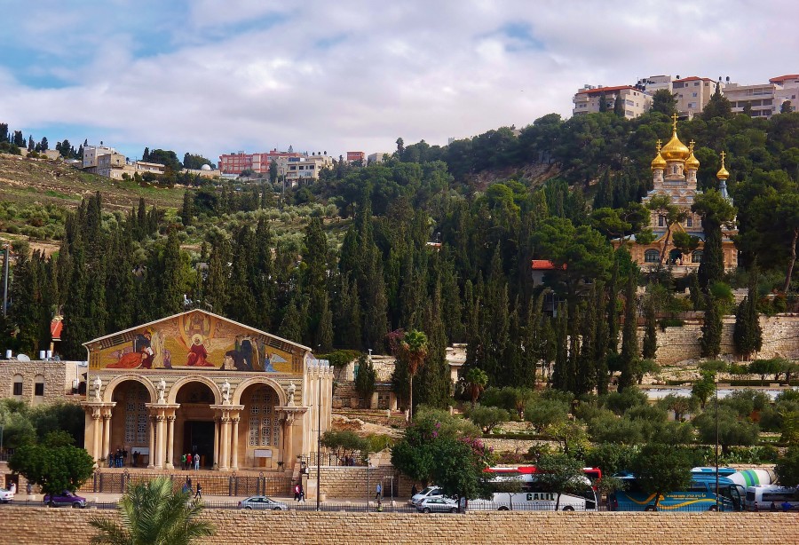 Jerozolima - widok na kościół na Kościół Wszystkich Narodów oraz Kościoł św. Magdaleny.