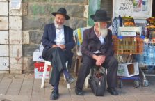 Izrael - dwóch żydów na ulicy.