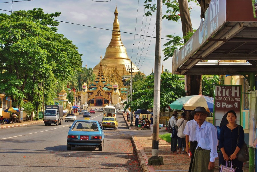 Ulica w Yangon. W tle Shwedagon Paya pagoda. Birma (Myanmar).