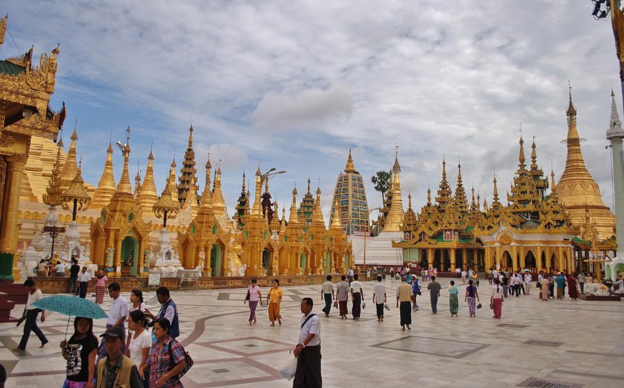 Na terenie kompleksu świątynnego Shwedagon Paya. Yangon. Birma (Myanmar).