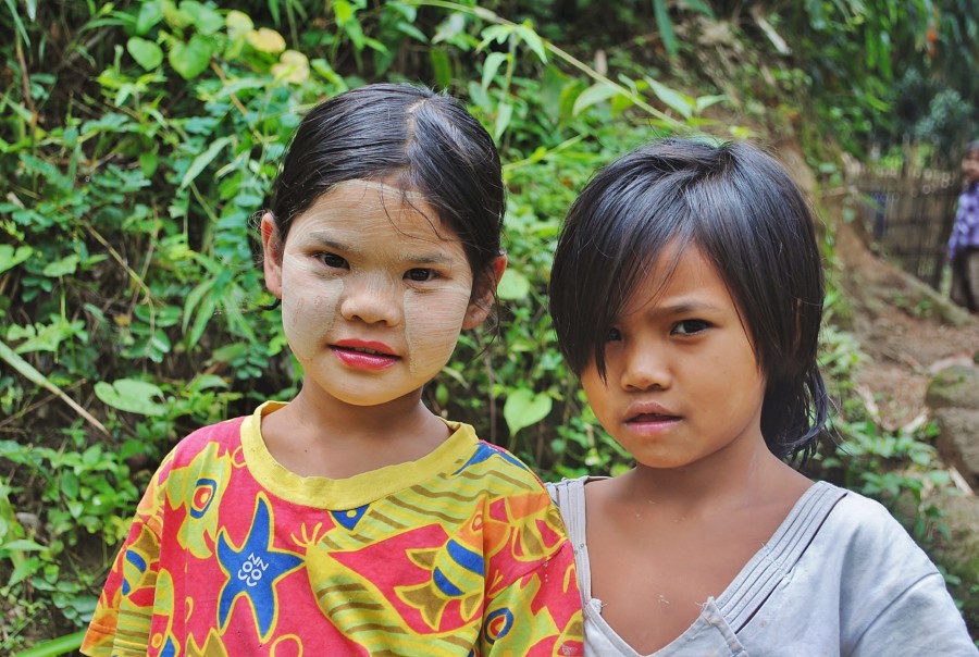 Dzieci w Birmie. Jedna z dziewczynek ma pomalowaną twarz popularnym makijażem z kory drzew. Nosi ona nazwę thanaka, i chroni przed słońcem.