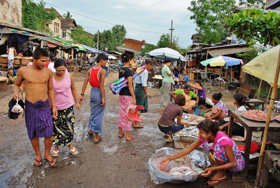 Wiejski bazar w Birmie.