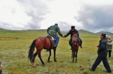 Kirgistan - ludzie na koniach nad jeziorem Song-Kol.