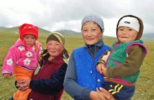 Kirgistan - kobiety z dziećmi nad jeziorem Song-Kol.