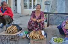 Uzbekistan - kobieta na bazarze.
